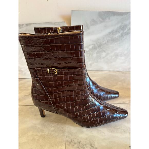 NWOB Ann Taylor Croc embossed Leather Upper Bootie Chain Brown Size 8 Boots - Picture 2 of 5